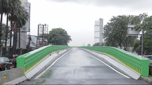 Ornamen Gigi Balang di pembatas jalan. (Foto: Kevin/kumparan)