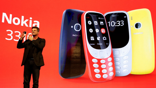Arto Nummela, CEO Nokia dengan Nokia 3310. (Foto: REUTERS/Paul Hanna)