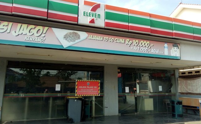 7 Eleven di dekat Kampus UNAS ditutup. (Foto: Mustaqim Amna/kumparan)