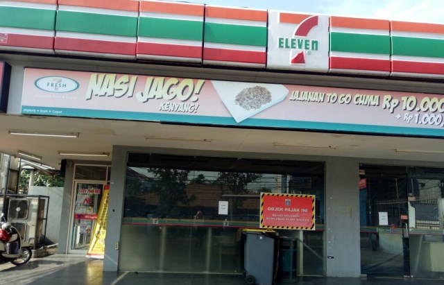 7 Eleven di dekat Kampus UNAS ditutup. (Foto: Mustaqim Amna/kumparan)