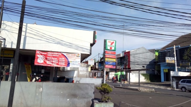 7 Eleven di dekat Kampus UNAS ditutup. (Foto: Mustaqim Amna/kumparan)