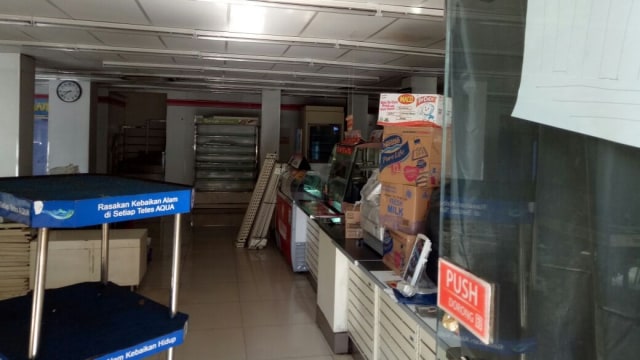 Kondisi di dalam toko 7 Eleven yang ditutup. (Foto: Mustaqim Amna/kumparan)