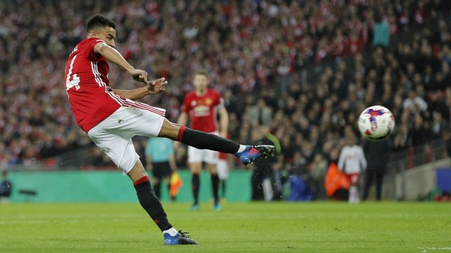 Jesse Lingard menendang bola. (Foto: Reuters/Darren Staples )