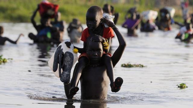 Anak-anak menuju posko bantuan makanan dari PBB. (Foto: Reuters/Siegfried Modola)