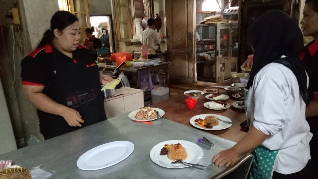 Pegawai Rumah Makan Puas (Foto: Amanaturrosyidah/kumparan)