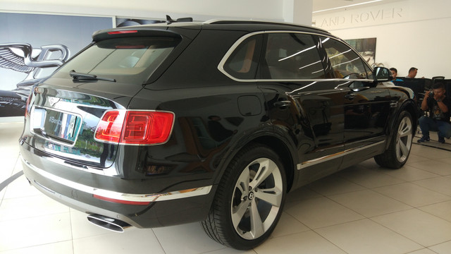 Tampak samping mobil Bentley Bentayga (Foto: Gesit Prayogi/kumparan)