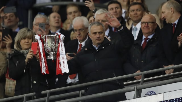 Trofi pertama Mourinho bersama United. (Foto: Carl Recine/Reuters)