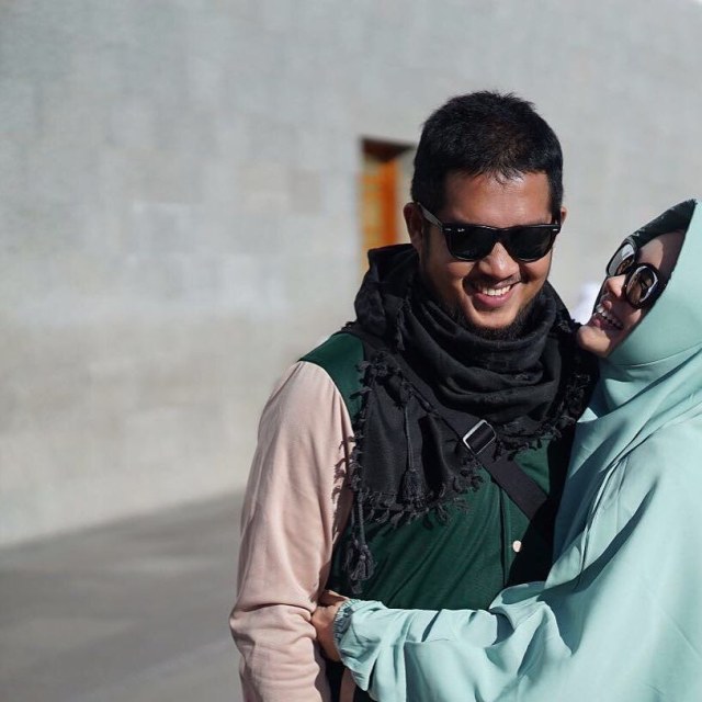 Dewi Sandra pergi umrah bersama suami. (Foto: Instagram/dewisandra)