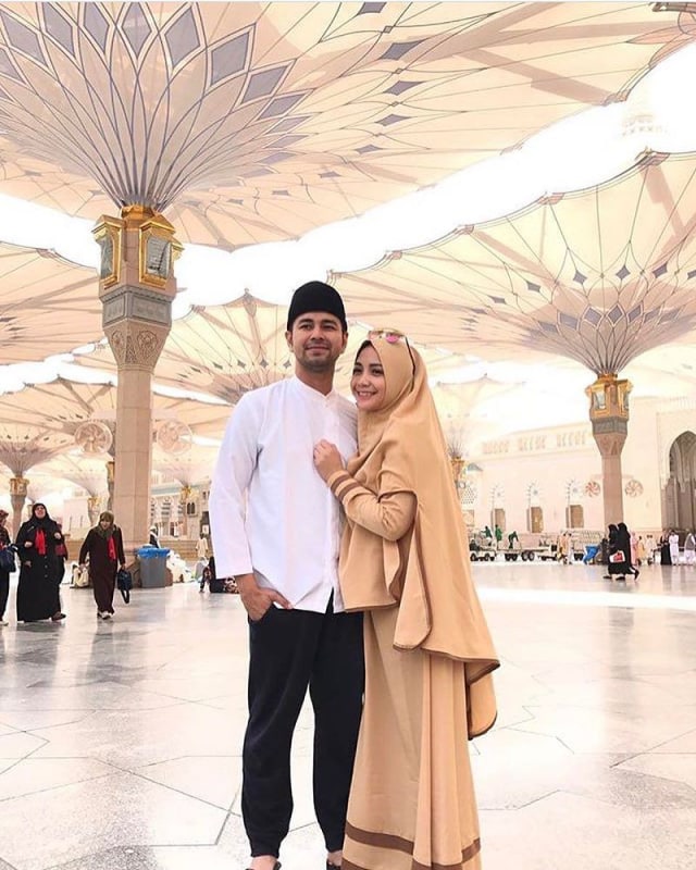 Nagita dan Raffi umrah bersama. (Foto: Instagram/raffinagita1717)