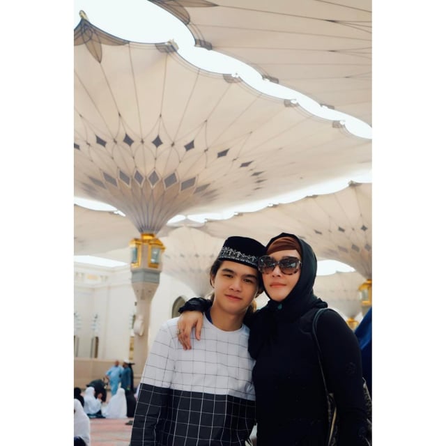 Maia dan Dul berangkat umrah. (Foto: Instagram/maiaestiantyreal)