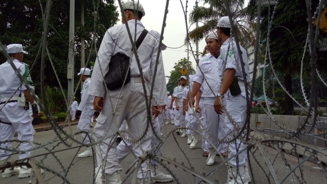 Anggota FPI di depan sidang Ahok (Foto: Dwiky Darmawan)