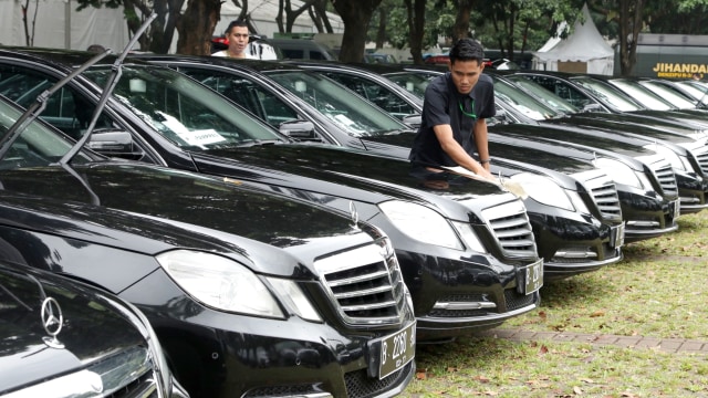 Mobil sewaan untuk bawa rombongan Raja Salman. (Foto: Fanny Kusumawardhani/kumparan)