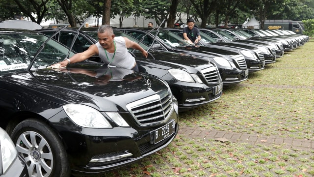 Membersihkan mobil untuk rombongan Raja Salman. (Foto: Fanny Kusumawardhani/kumparan)