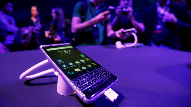 BlackBerry KeyOne buatan TCL. (Foto: REUTERS/Albert Gea)