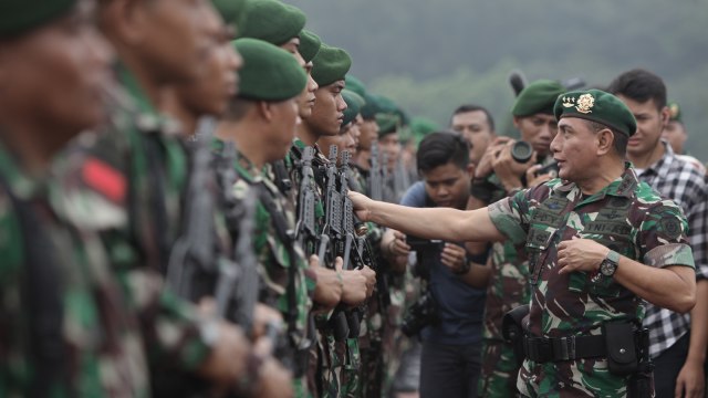 Letjen TNI Edy Rahmayadi memeriksa Pasukan. (Foto: ANTARA/Izaak)
