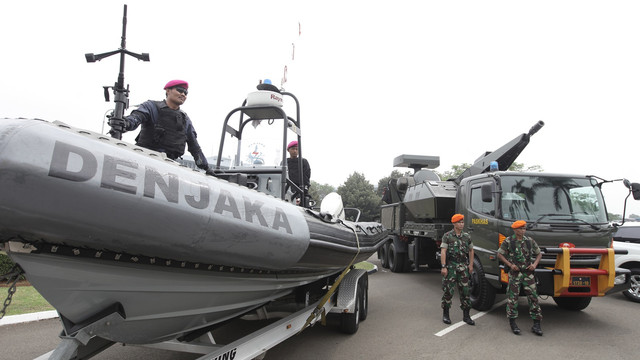 Letjen TNI Edy Rahmayadi memeriksa Pasukan. (Foto: ANTARA/Izaak)