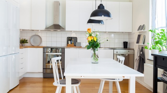 Sentuhan vas bunga diatas meja makan. (Foto: Thinkstock)
