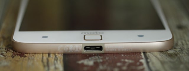 Posisi USB Type-C Moto Z. (Foto: Yossie Dwi Prananto/YangCanggih.com)
