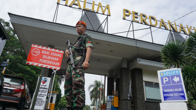 Pengamanan di pintu Bandara Halim Perdanakusuma. (Foto: Aditia Noviansyah/kumparan)