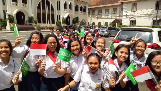 Siswa bersiap menyambut kedatangan Raja Salman. (Foto: Kevin Septhama/kumparan)