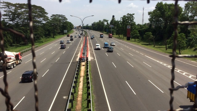 Situasi lalu lintas di pintu keluar Tol Sentul. (Foto: Kevin Kurnianto/kumparan)