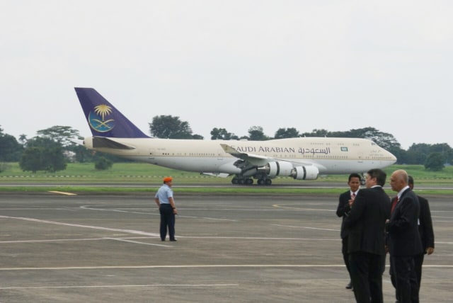 Pesawat Raja Salman tiba di Bandara Halim. (Foto: Aditia Noviansyah/kumparan)