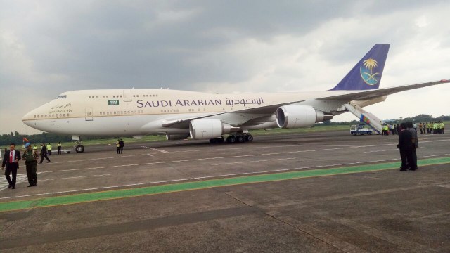 Pesawat yang dinaiki Raja Salman. (Foto: Akbar Ramadhan/kumparan)