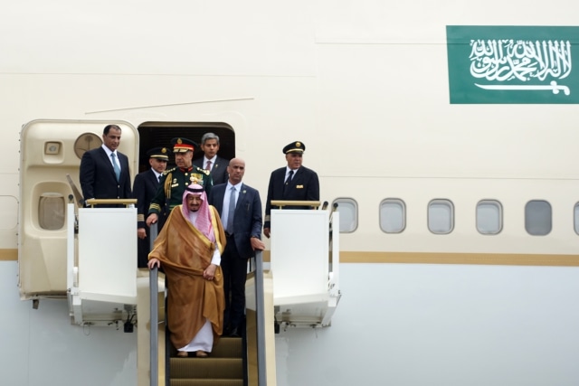 Raja Salman dan rombongan tiba di Bandara Halim. (Foto: Aditia Noviansyah/kumparan)
