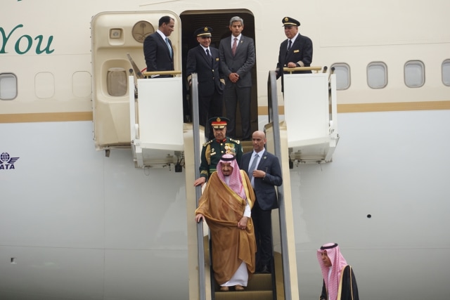 Raja Salman turun dari pesawat. (Foto: Aditia Noviansyah/kumparan)