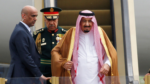 Raja Salman tiba di Bandara Halim Perdanakusuma. (Foto: Reuters/Beawiharta)