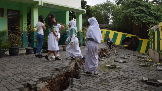 Halaman sekolah di Bekasi ambles (Foto: Atika Fauziyyah/ANTARA)