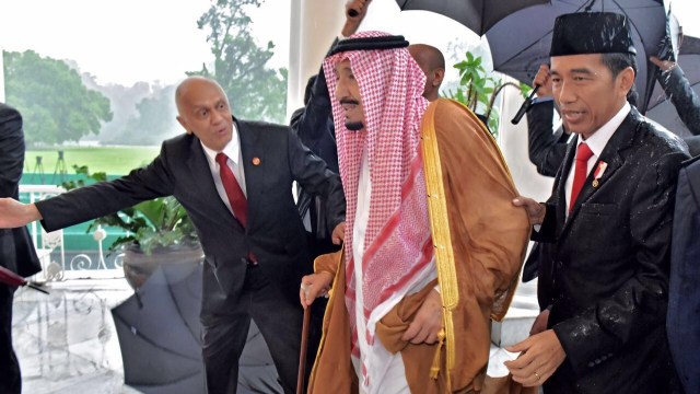 Jokowi hujan-hujanan menyambut Raja Salman. (Foto: dok. Pramono Anung)