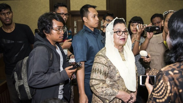 Siti Fadilah Supari berjalan keluar dari ruangan. (Foto: ANTARA FOTO/M Agung Rajasa)