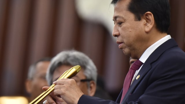 Setya Novanto mencoba mikrofon di DPR. (Foto: Antara/Wahyu Putro A)