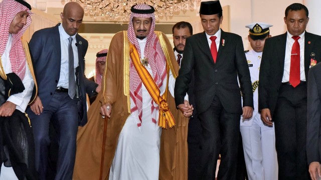 Jokowi menggenggam tangan Raja Salman. (Foto: Reuters/Agus Suparto)