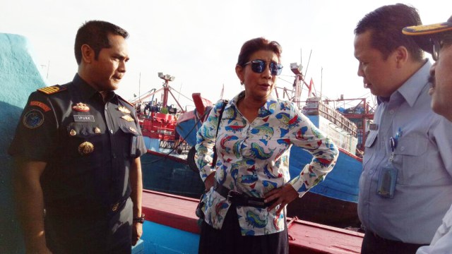 Susi melakukan sidak di Pelabuhan Muara Baru. (Foto: Novan Nurul Alam/kumparan)
