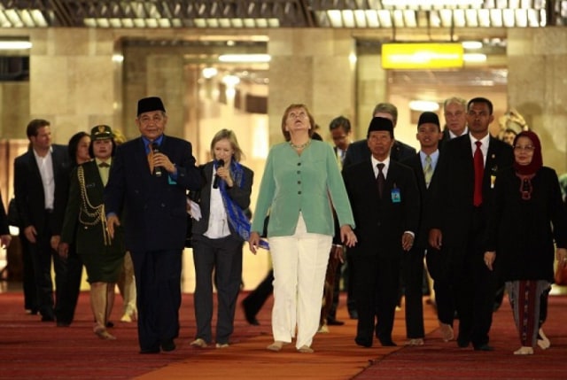 Angela Merkel saat berkunjung ke Istiqlal. (Foto: Reuters/Beawiharta)