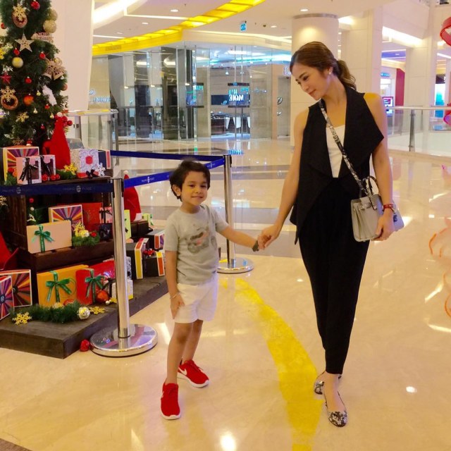 Artis Peran Bunga Zainal (Foto: Instagram @bungazainal05)