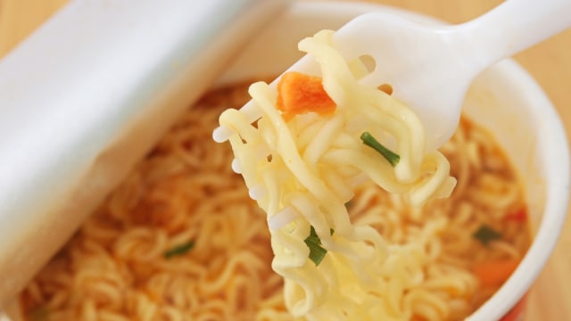 Mie instan cup mengandung 300 kalori (Foto: Thhinkstock)