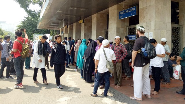 Warga menanti sterilisasi Masjid Istiqlal. (Foto: Jihad Akbar/kumparan)