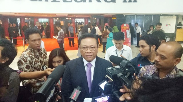 Agung Laksono tiba di Gedung DPR. (Foto: Akbar Ramadhan/kumparan)