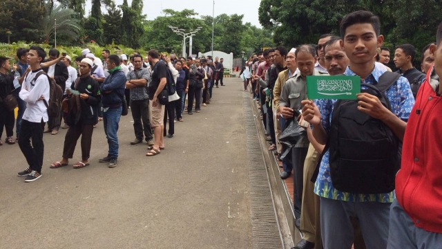 Antrean warga di Masjid Istiqlal. (Foto: Kevin Putra/kumparan)