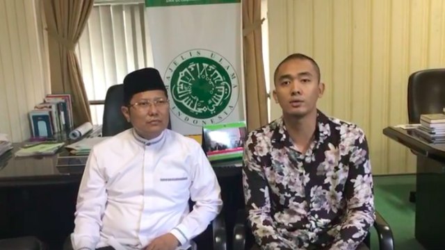 Komedian Uus dan KH Cholil Nafis (Foto: Facebook KH Cholil Nafis)