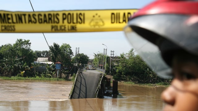 Jembatan Mrican Ambruk  (Foto: Prasetia Fauzani/Antara )