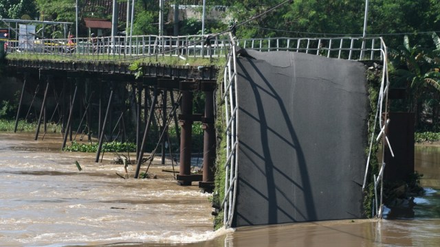 Jembatan Mrican Ambruk  (Foto: Prasetia Fauzani/Antara )