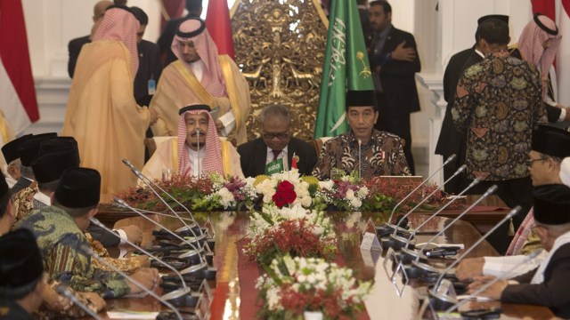 Raja Salman bertemu tokoh islam Indonesia. (Foto: Rosa Pengabean/POOL)