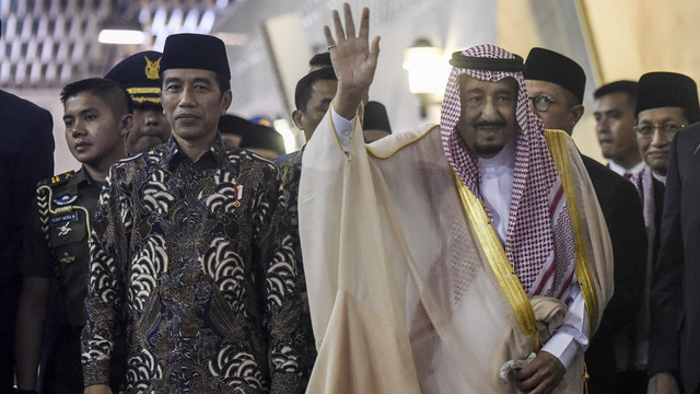 Raja Salman menyapa warga di Masjid Istiqlal. (Foto: Antara/Hafidz Mubarak A.)