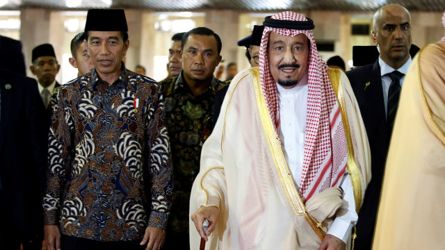 Jokowi menemani Raja Salman di Masjid Istiqlal. (Foto: Reuters/Beawiharta)