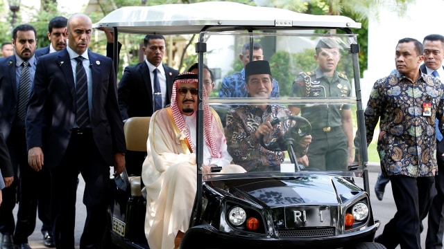 Jokowi mengendarai mobil ditemani Raja Salman. (Foto: Reuters/Darren Whiteside)