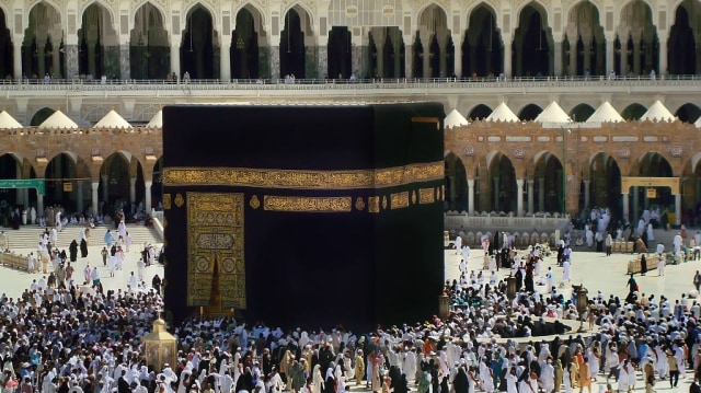 Kiswah Kakbah dalam posisi normal (Foto: Wikimedia Commons)